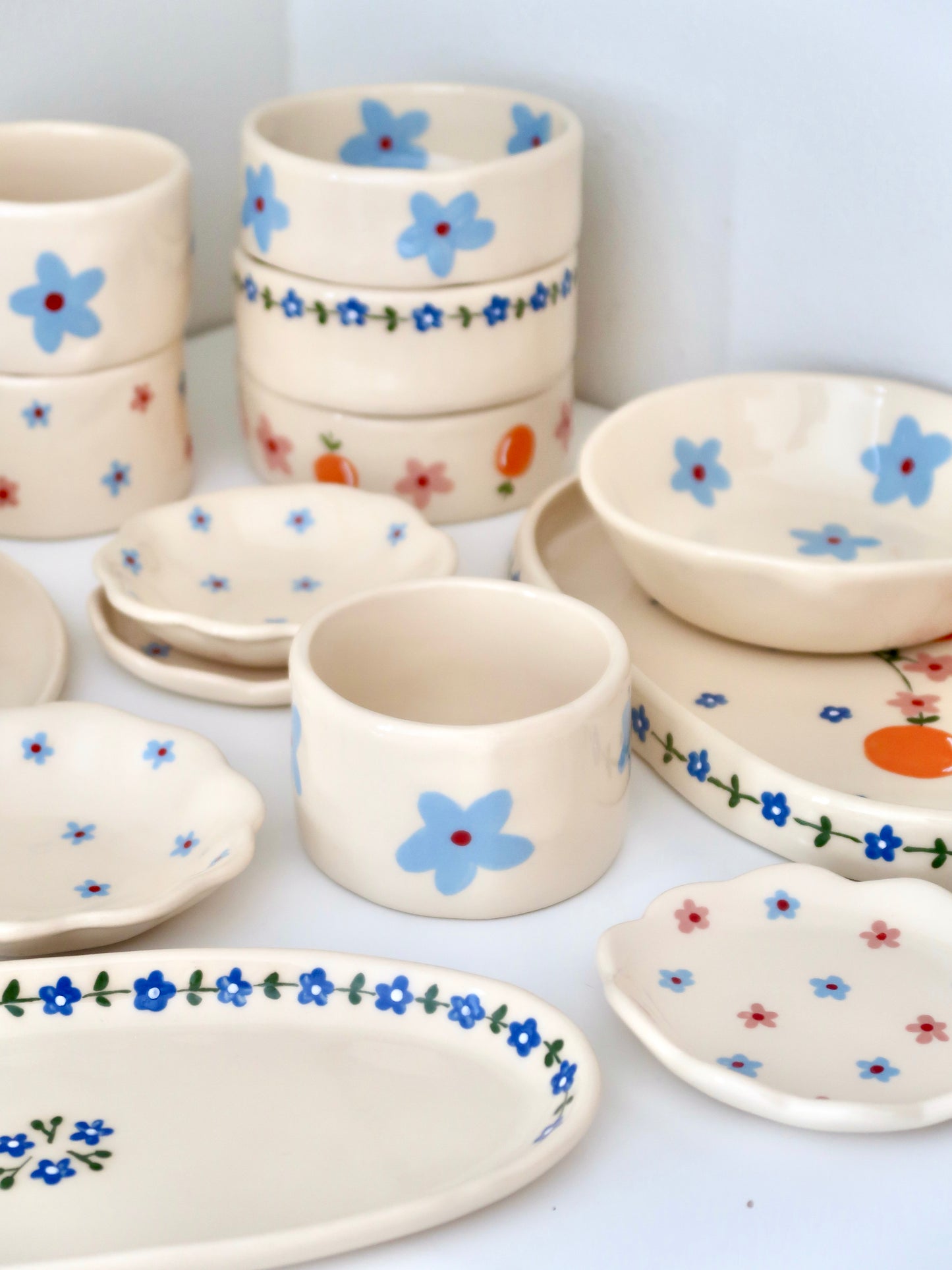 Small vase/ cup with blue flowers⁠