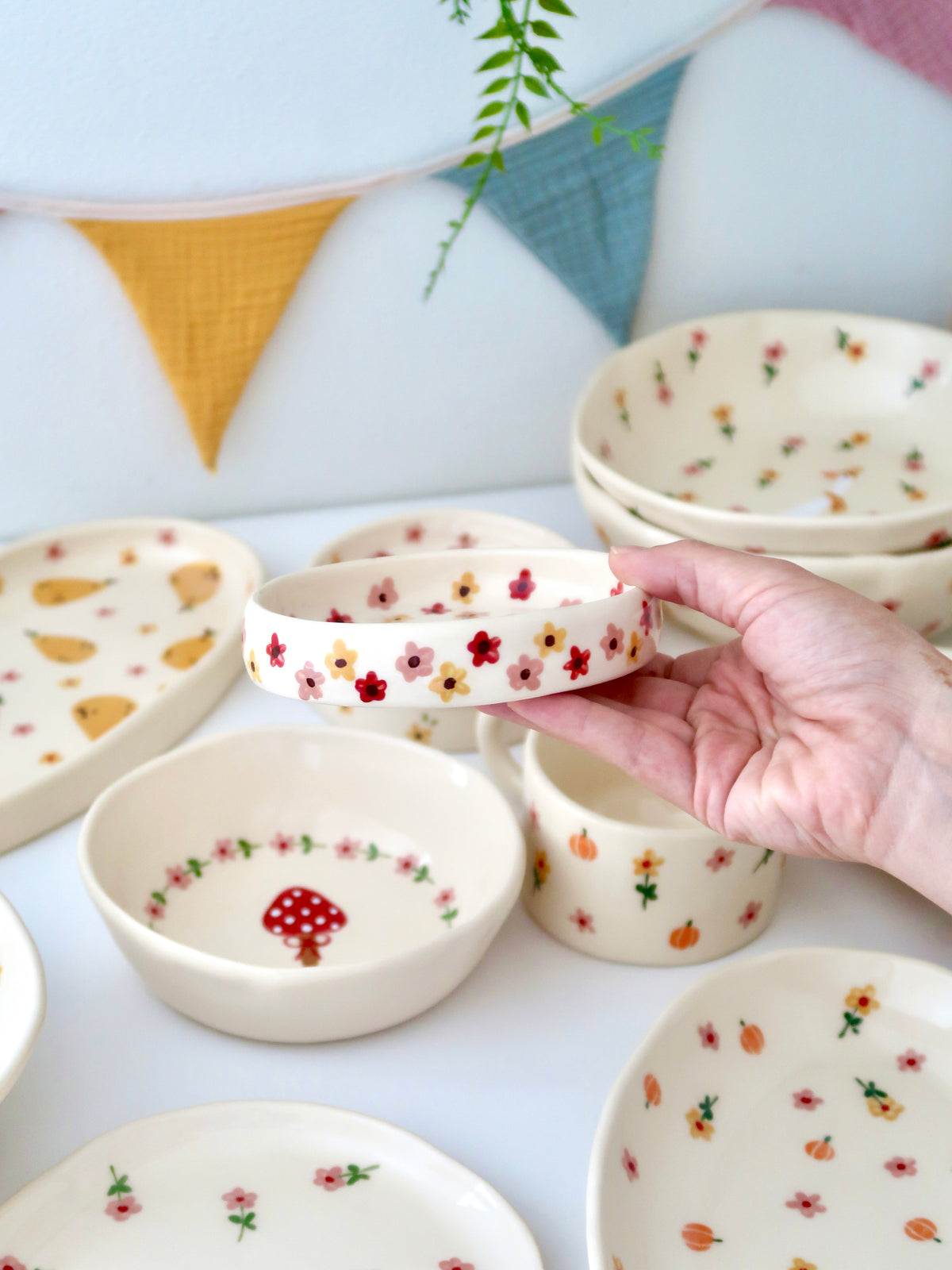 Ring dish with multicolor flowers
