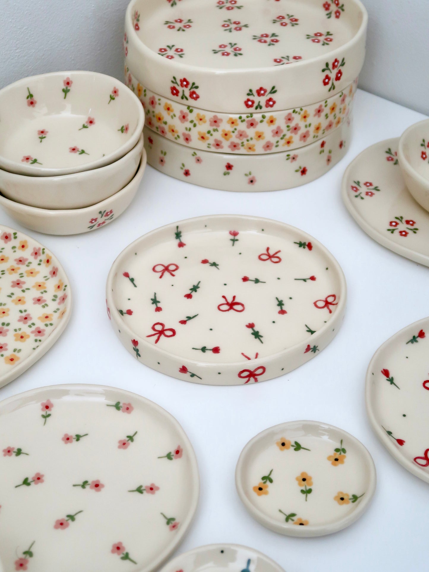 High edge plate with red flowers and bows