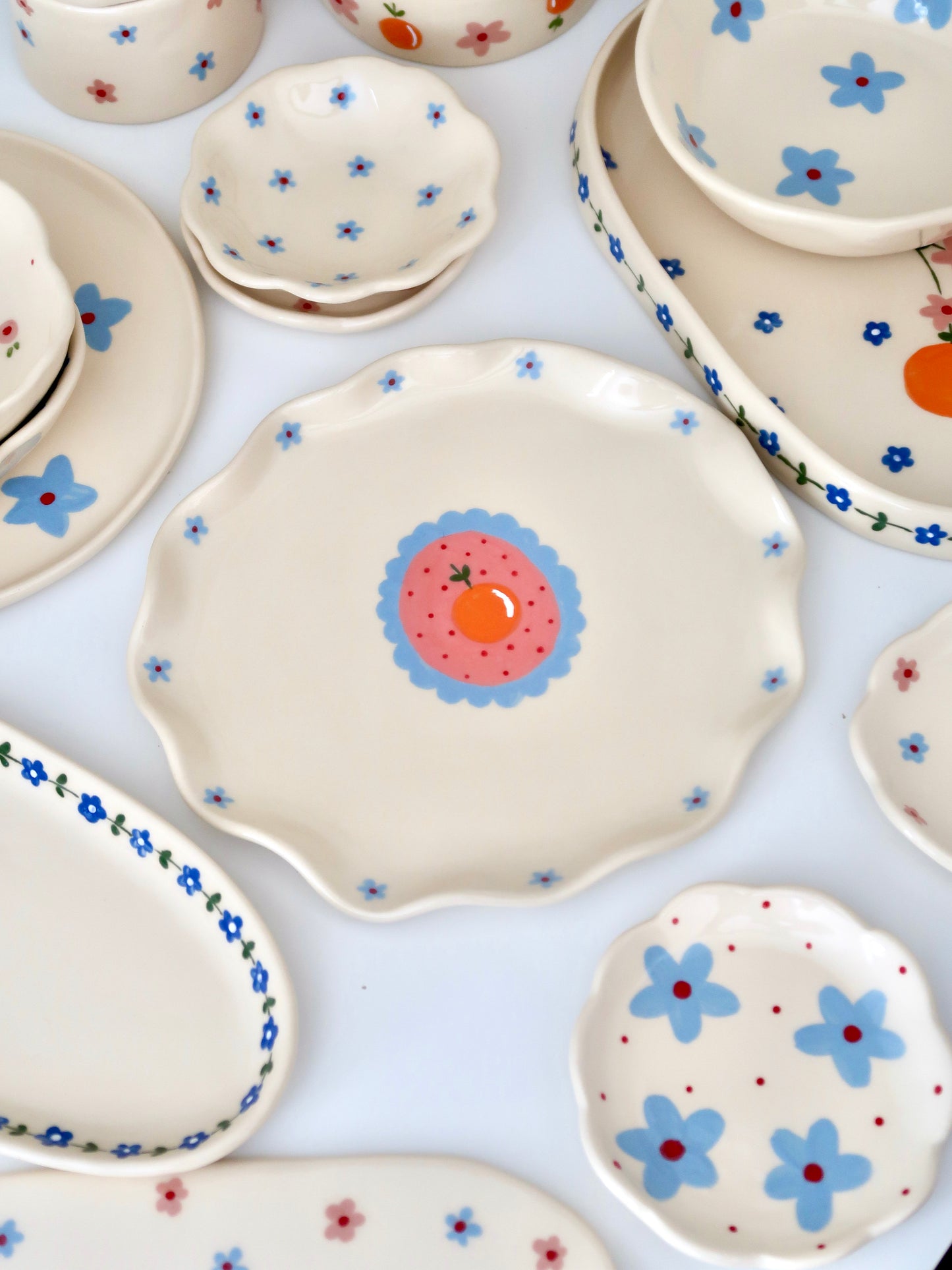 Wavy plate with orange and blue flowers - 23Ø cm
