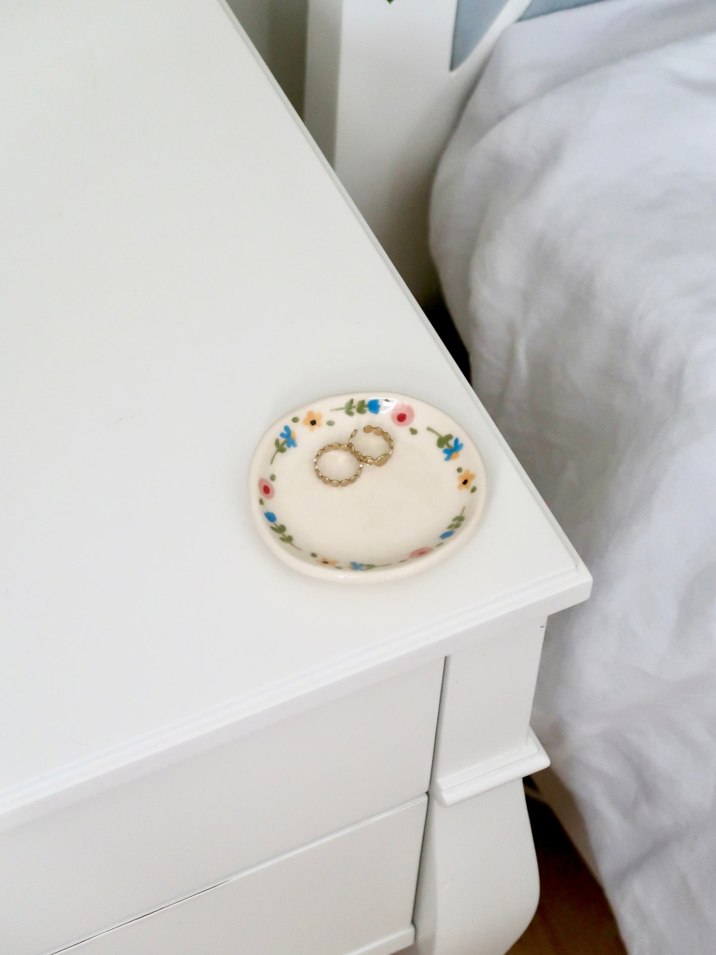 Ring dish with multicolour flowers