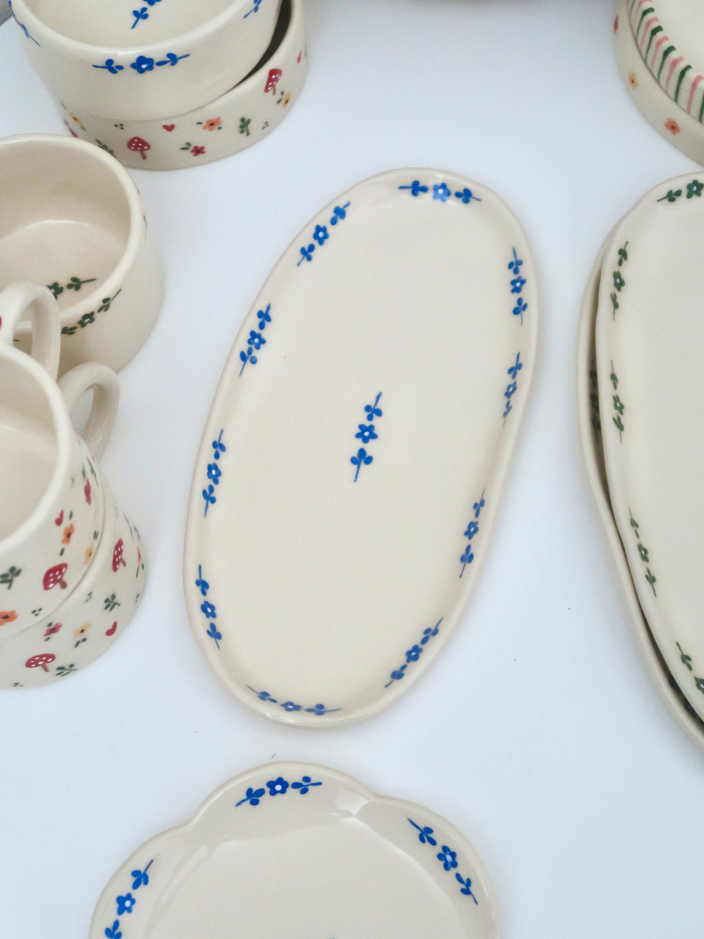 Platter with blue flowers - medium