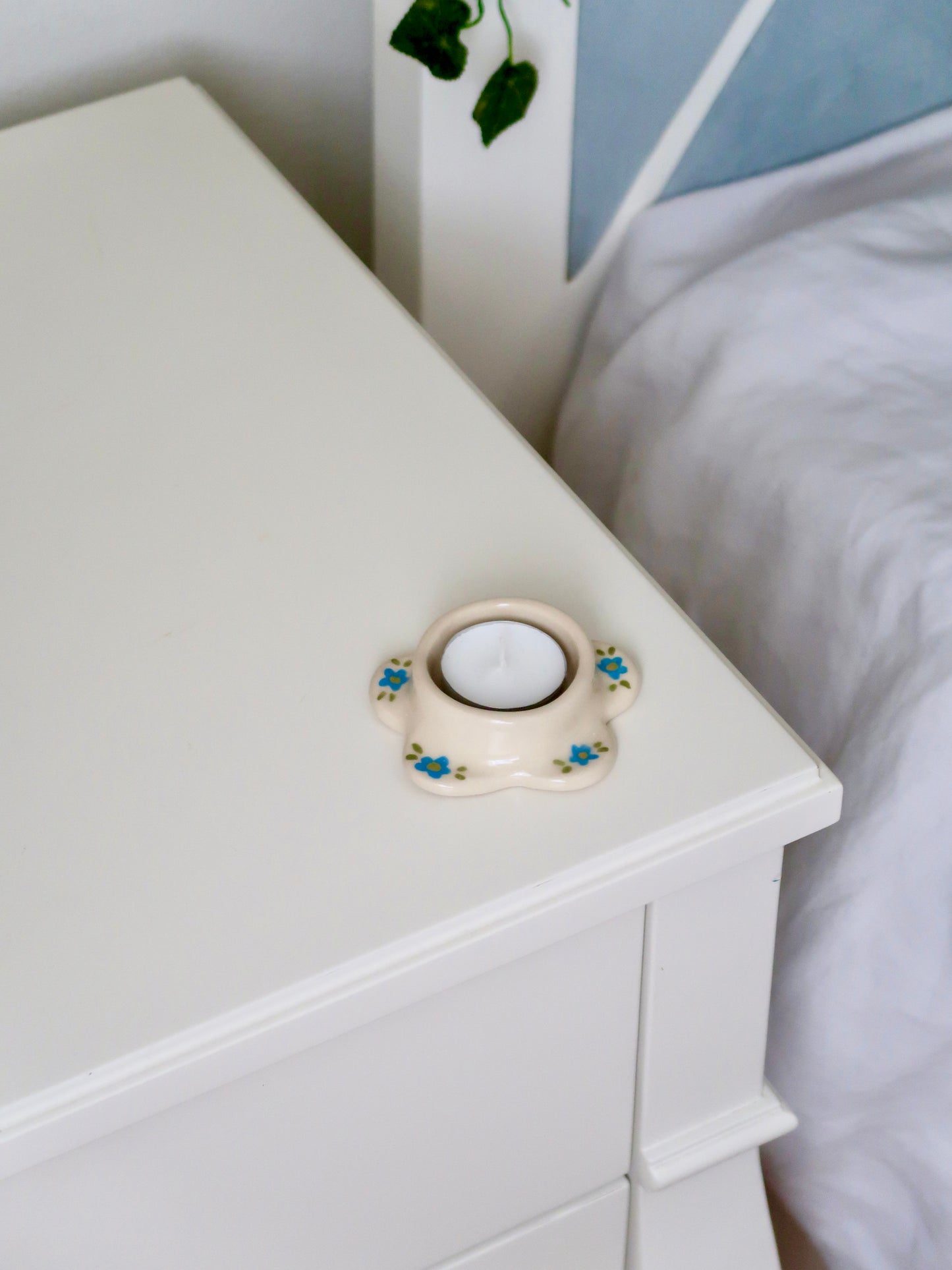 Candle holder with blue flowers