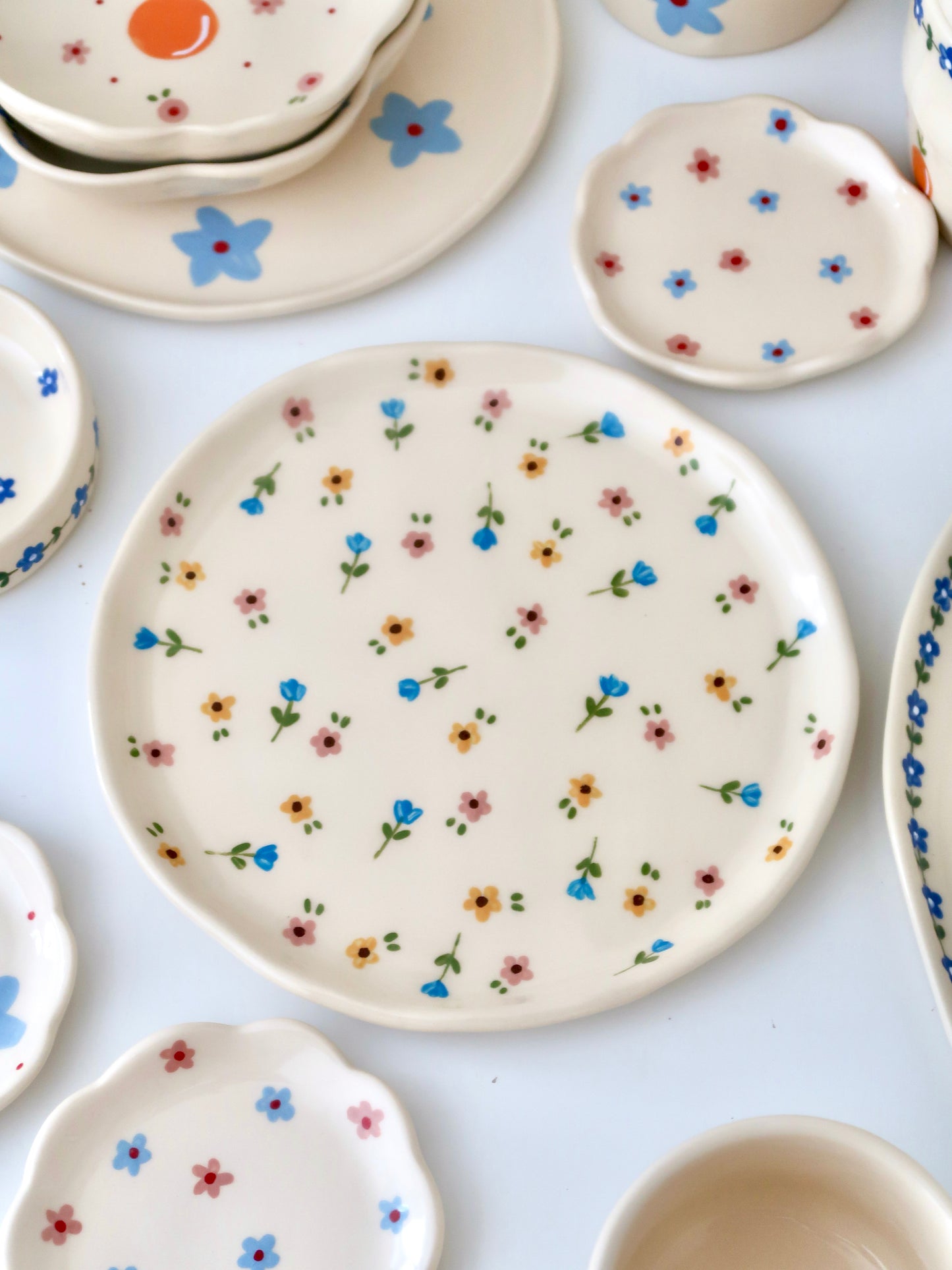Plate with multicolor flowers