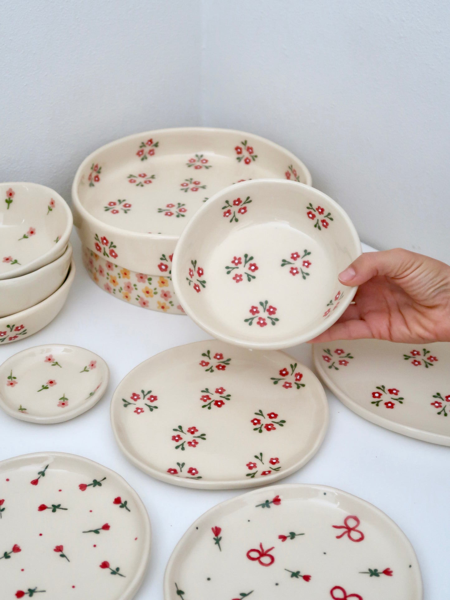 Set with red flowers