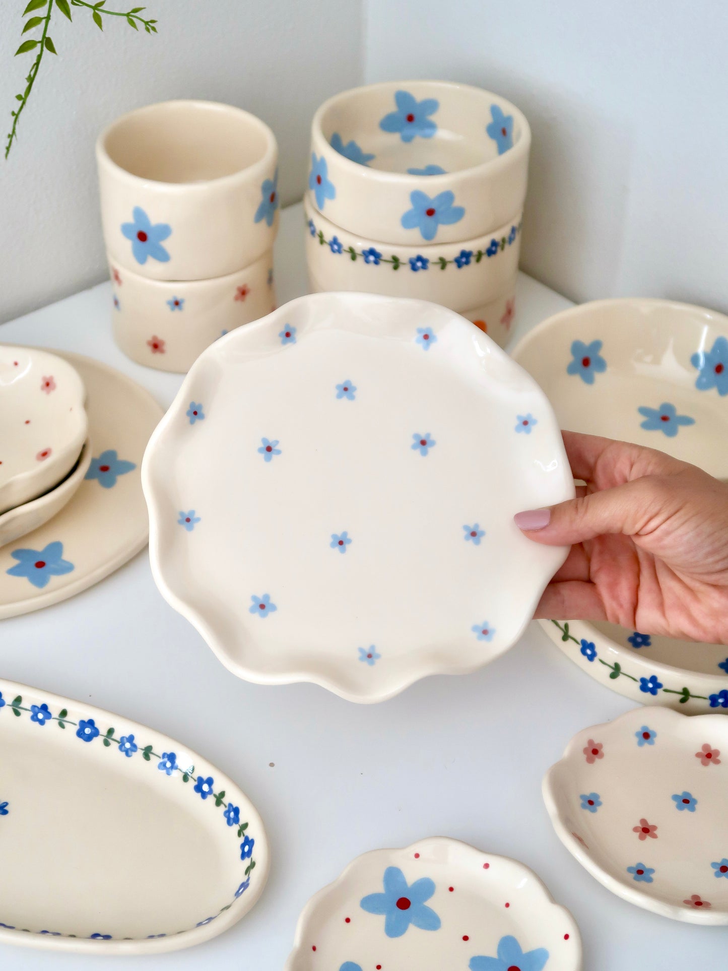 Wavy plate with blue flowers