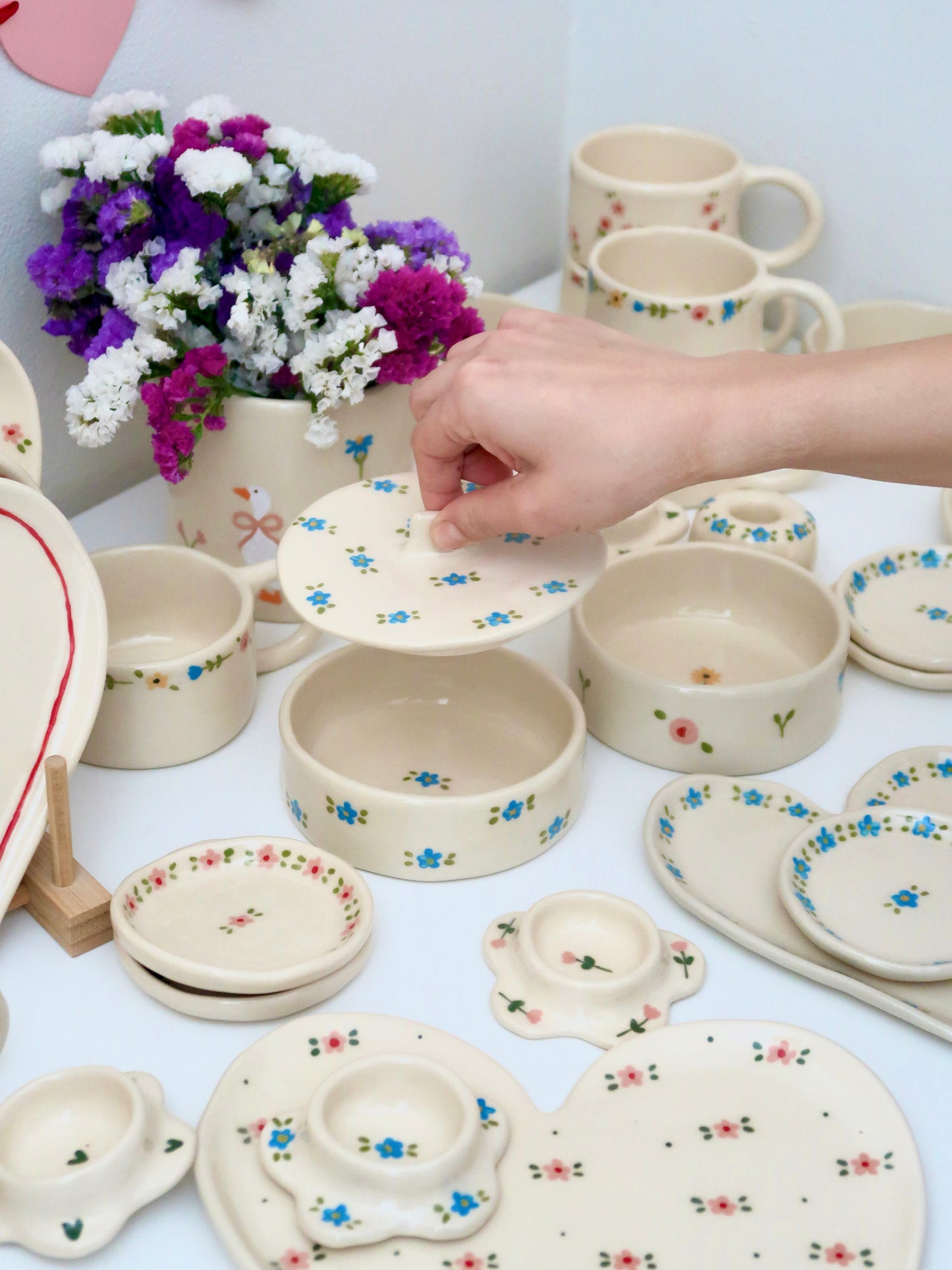 Bowl with lid and blue flowers