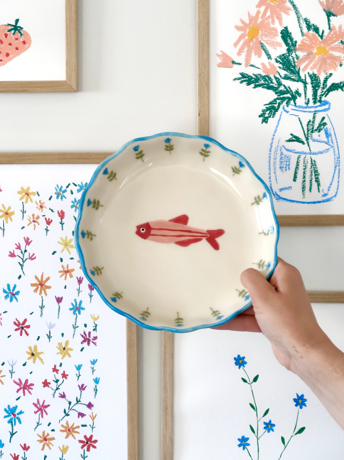 Scalloped plate with fish