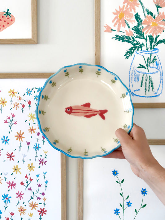Scalloped plate with fish