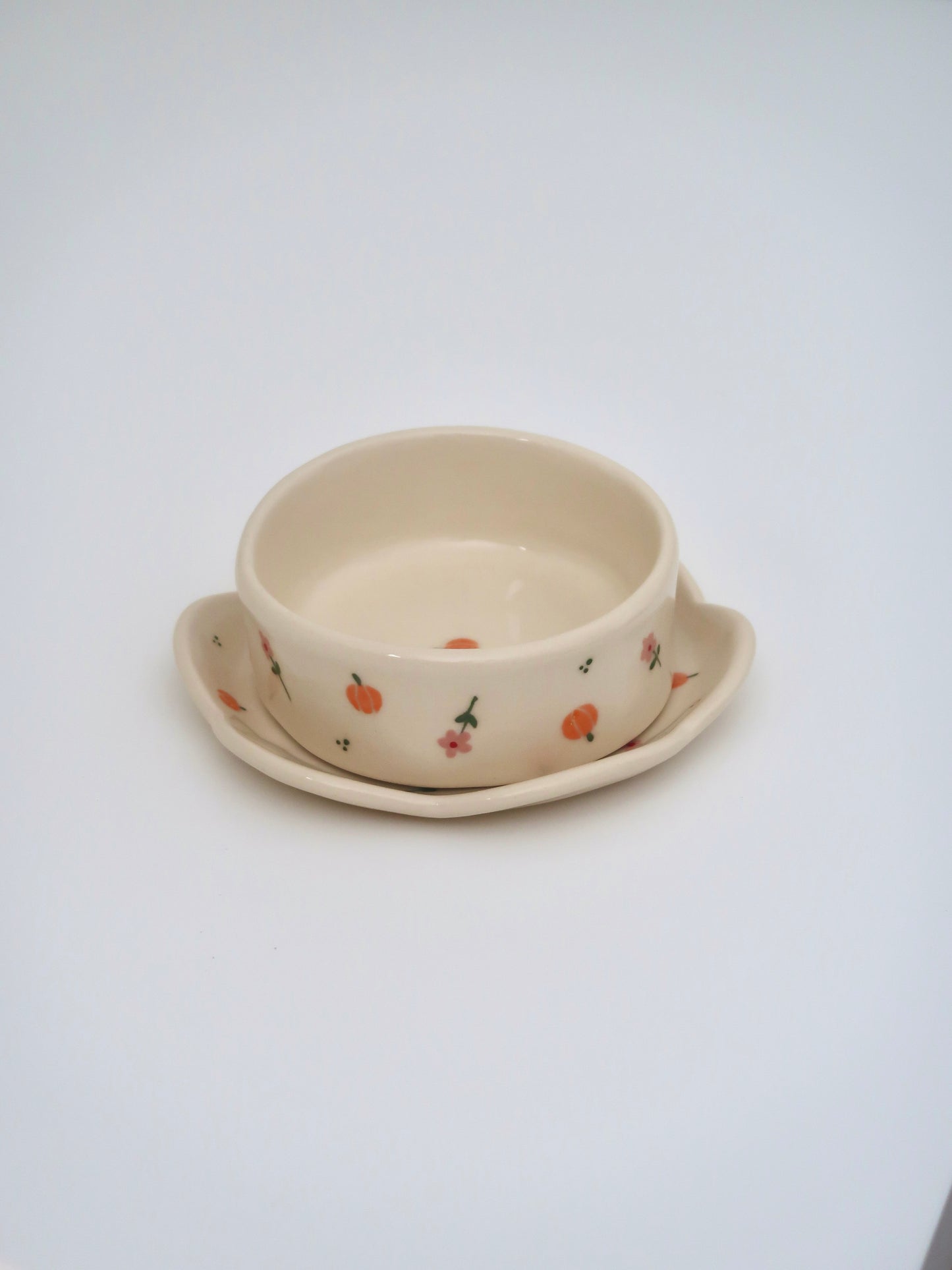 Set with pumpkins and pink flowers