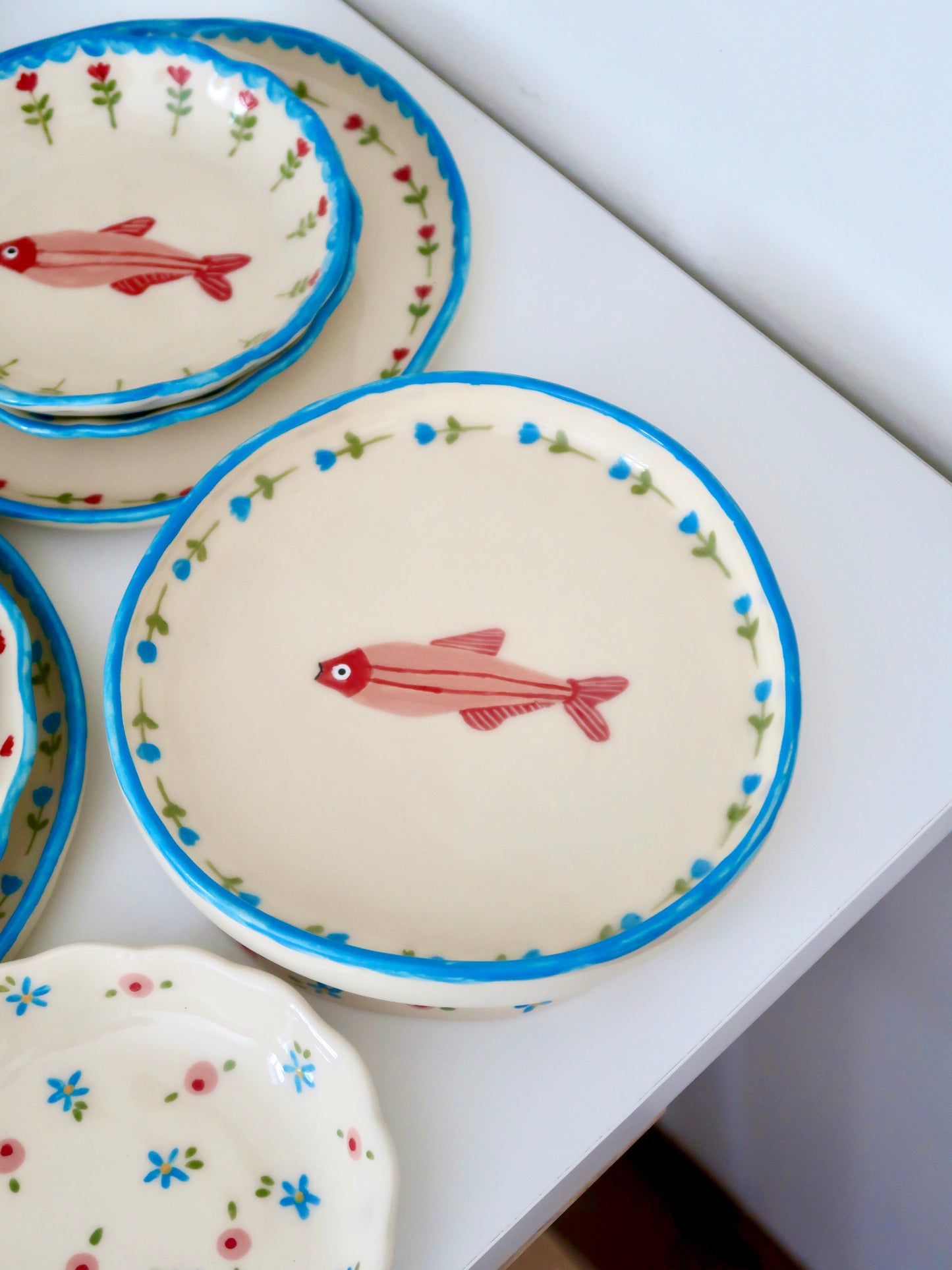 High edge plate with fish