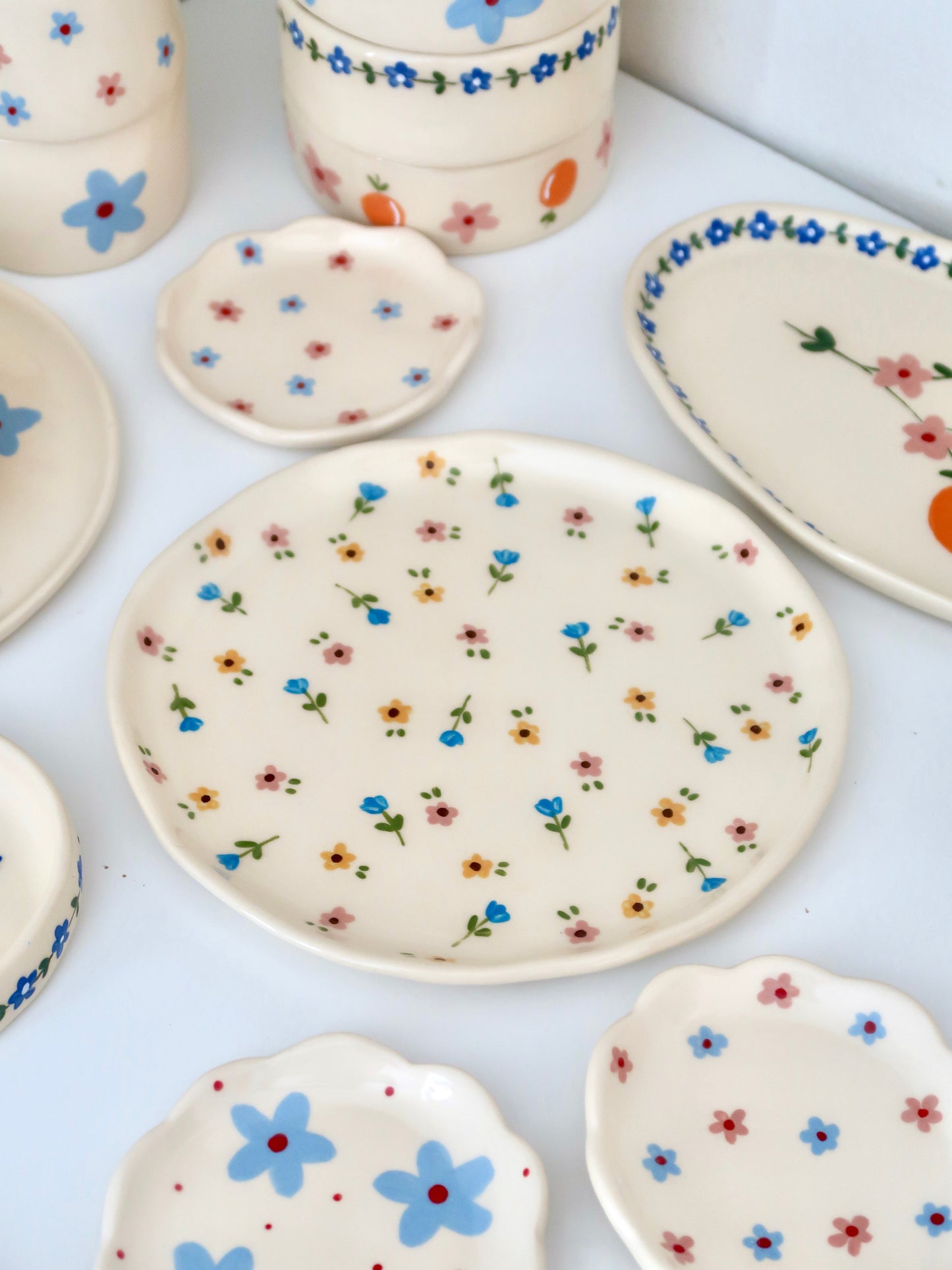 Plate with multicolor flowers