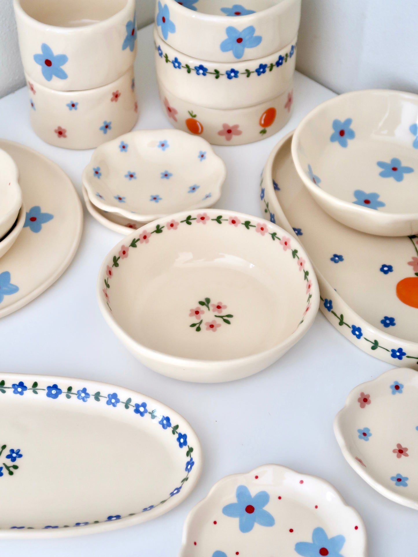 Bowl with pink flowers