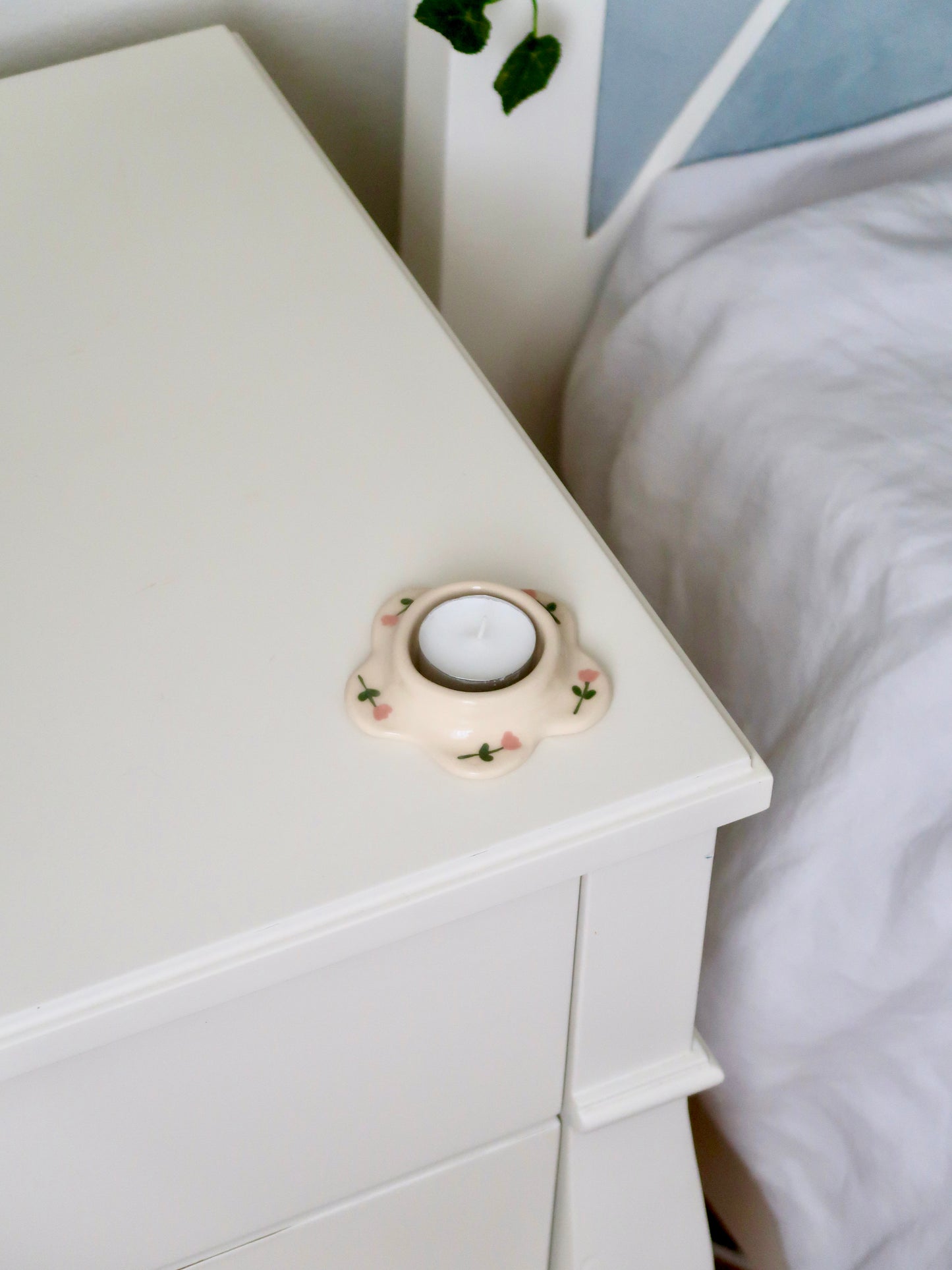 Candle holder with pink flowers