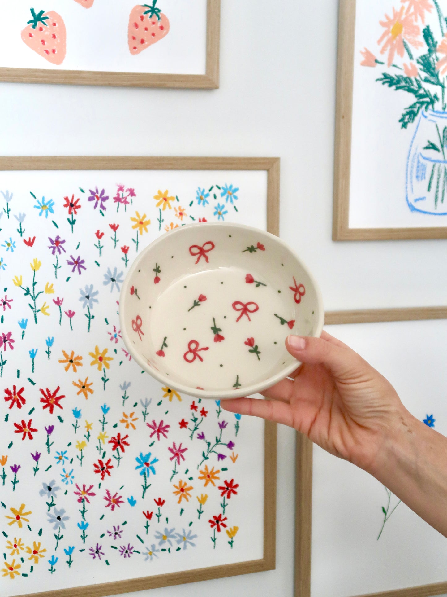 Set with red flowers and bows