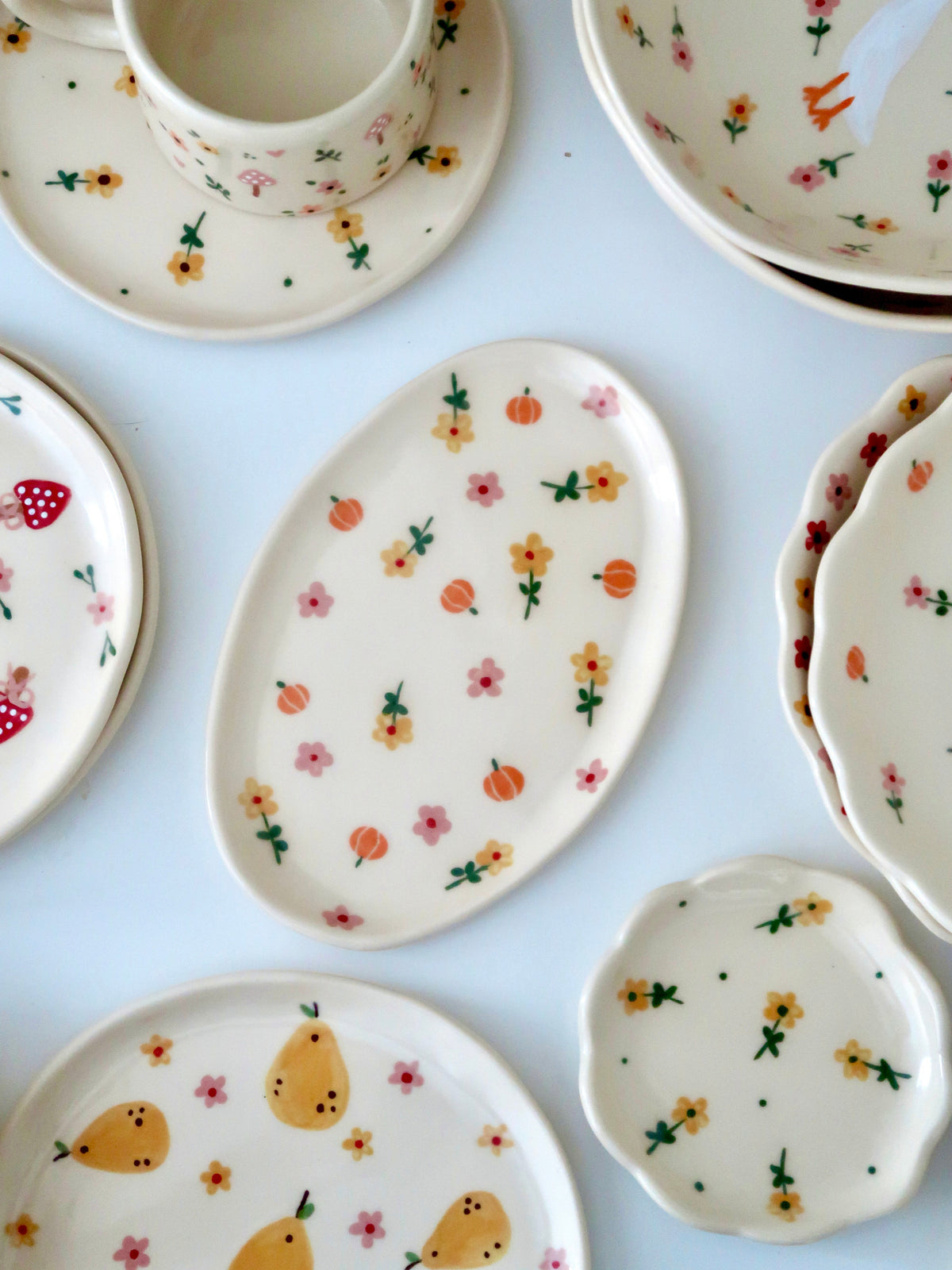 Platter with pumpkins, pink and yellow flowers