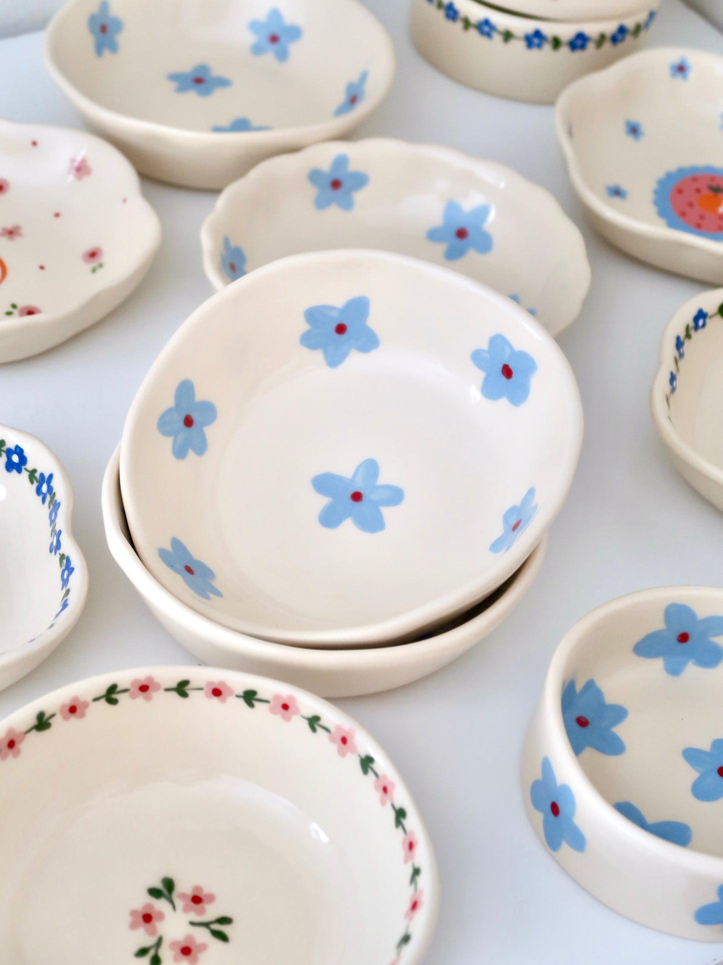 Bowl with and blue flowers