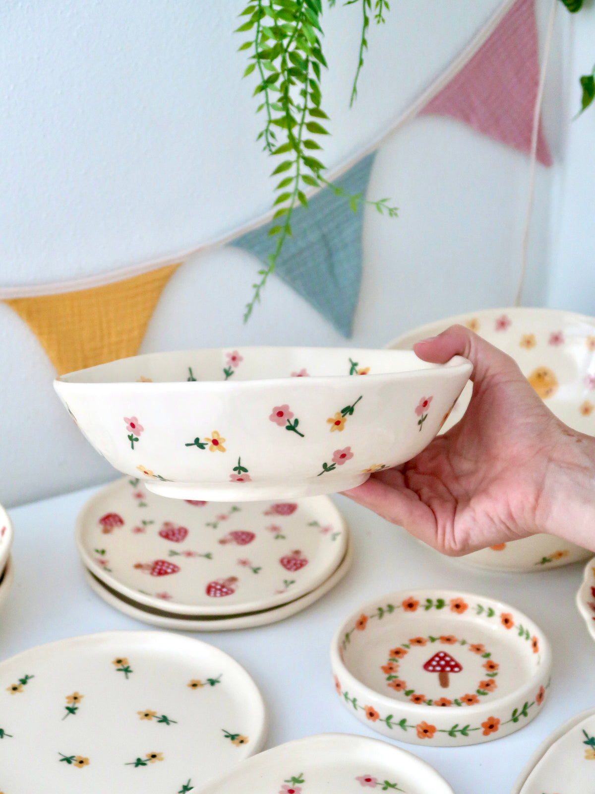 Bowl with a duck and yellow and pink flowers (big)