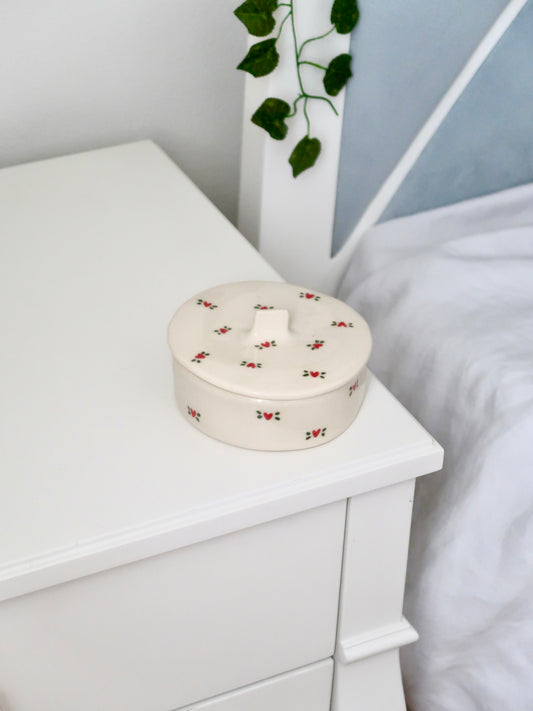 Bowl with a lid and red hearts