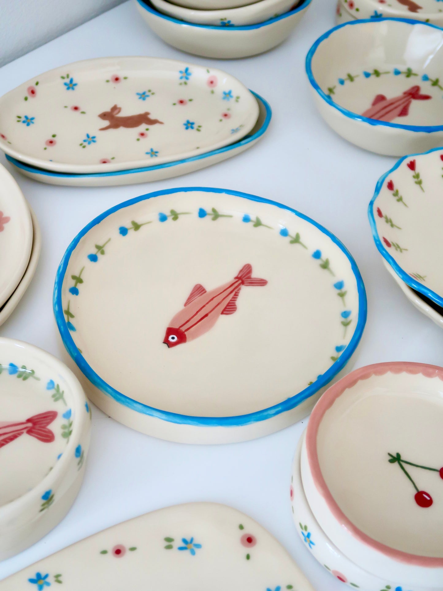 High edge plate with fish
