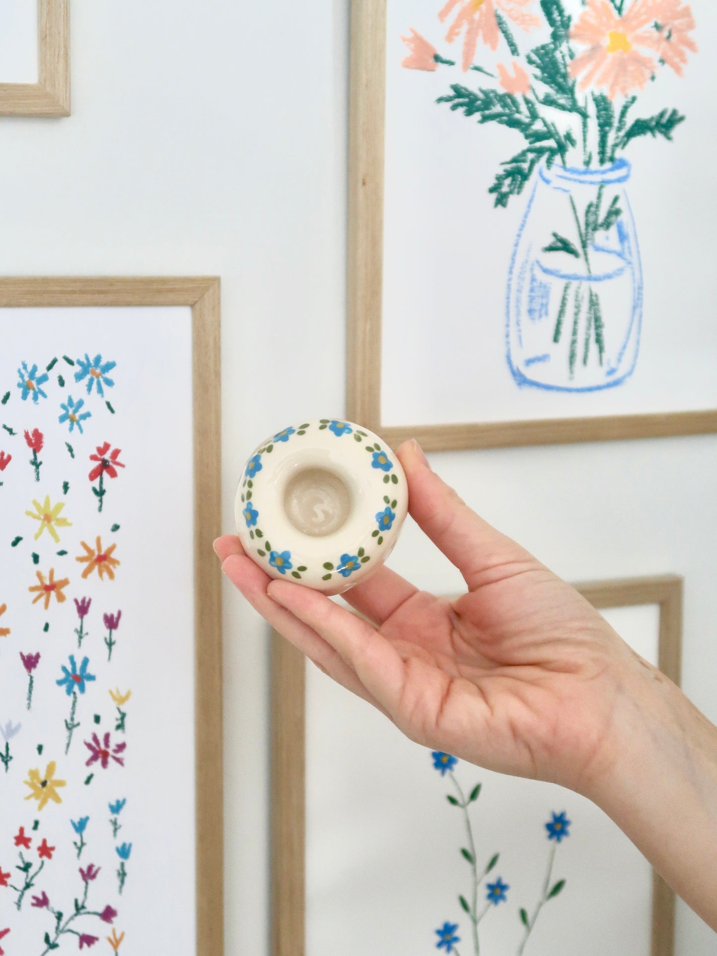 Candle holder with blue flowers