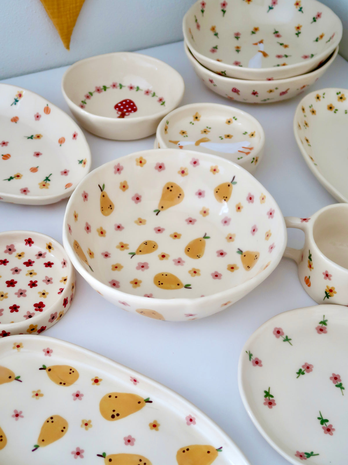 Bowl with pears, yellow and pink flowers (big)