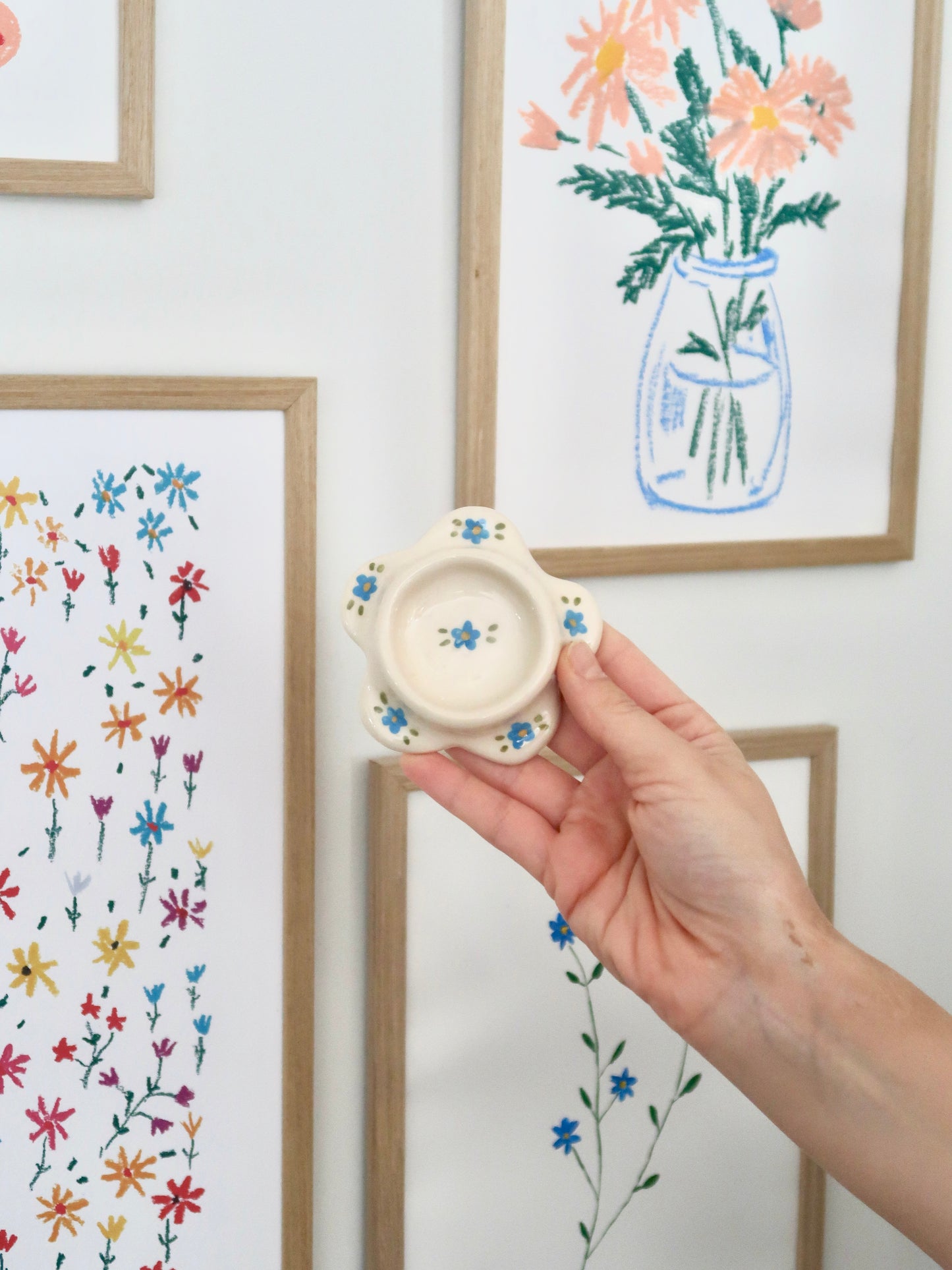 Candle holder with blue flowers