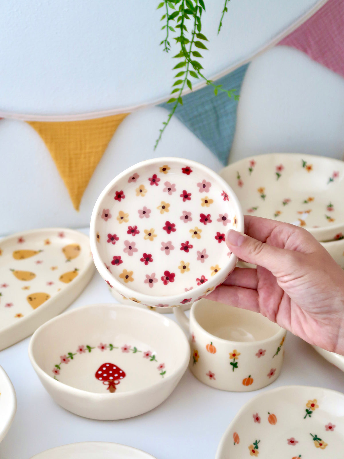 Ring dish with multicolor flowers
