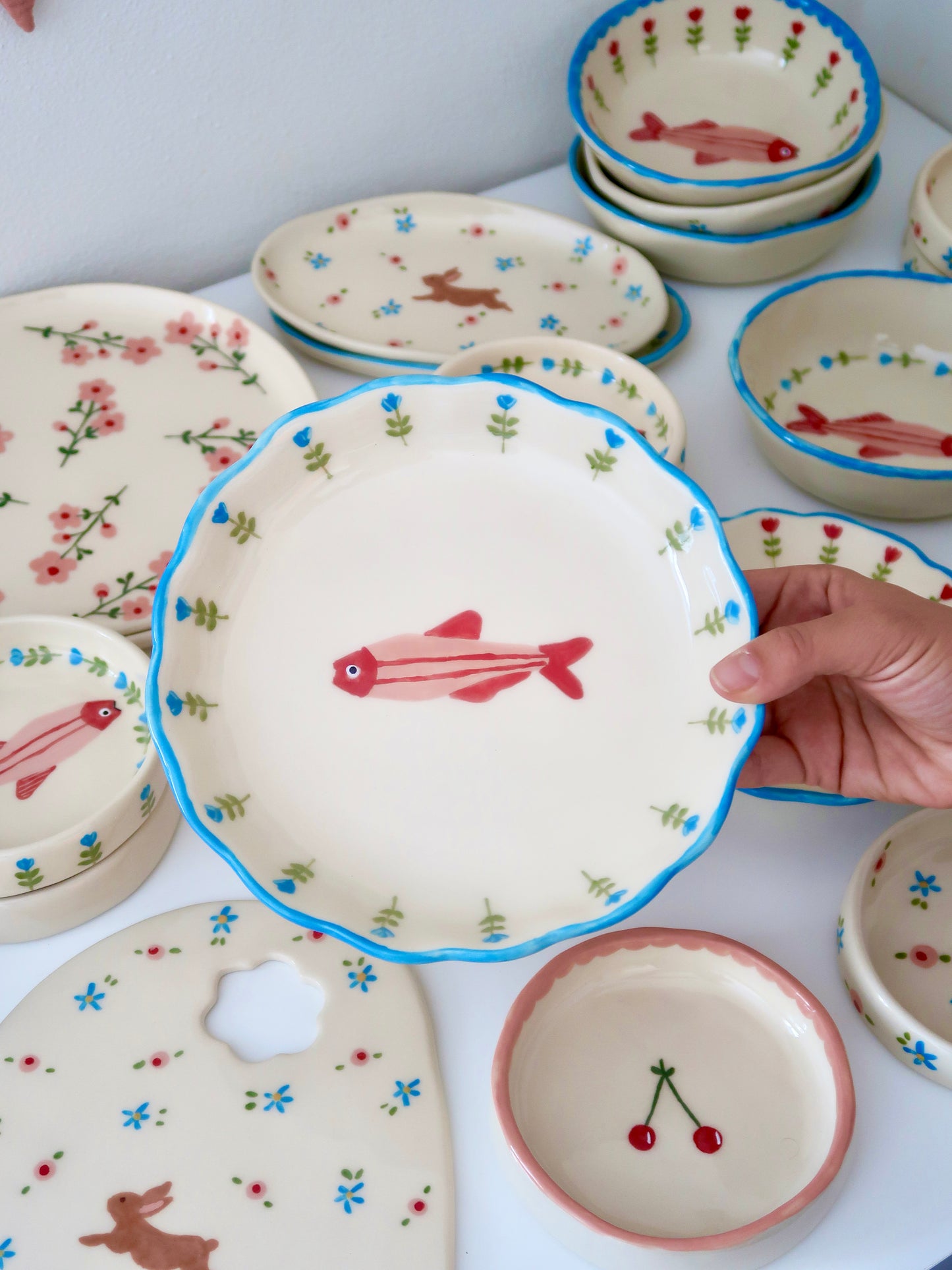 Scalloped plate with fish