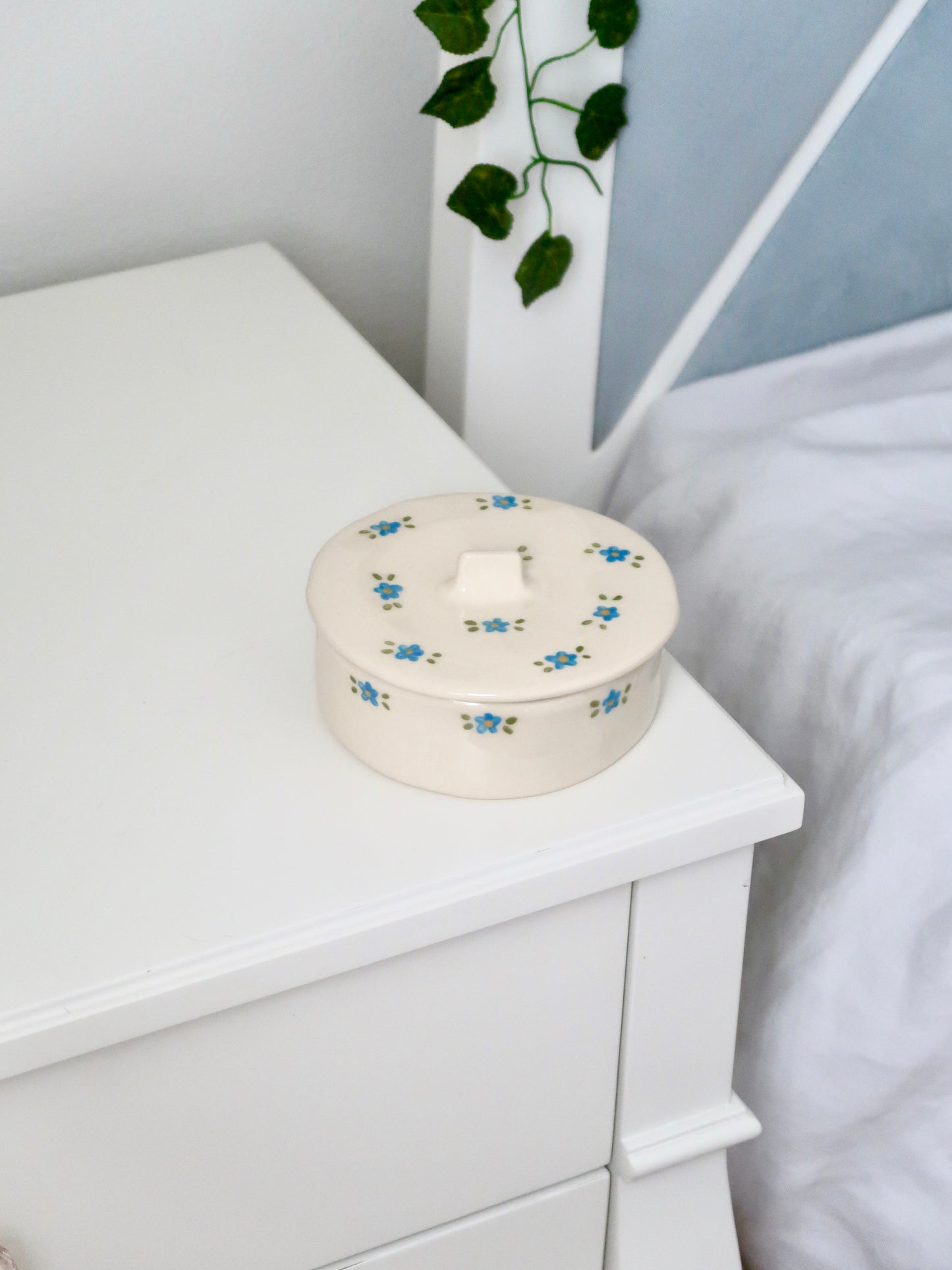Bowl with a lid and blue flowers