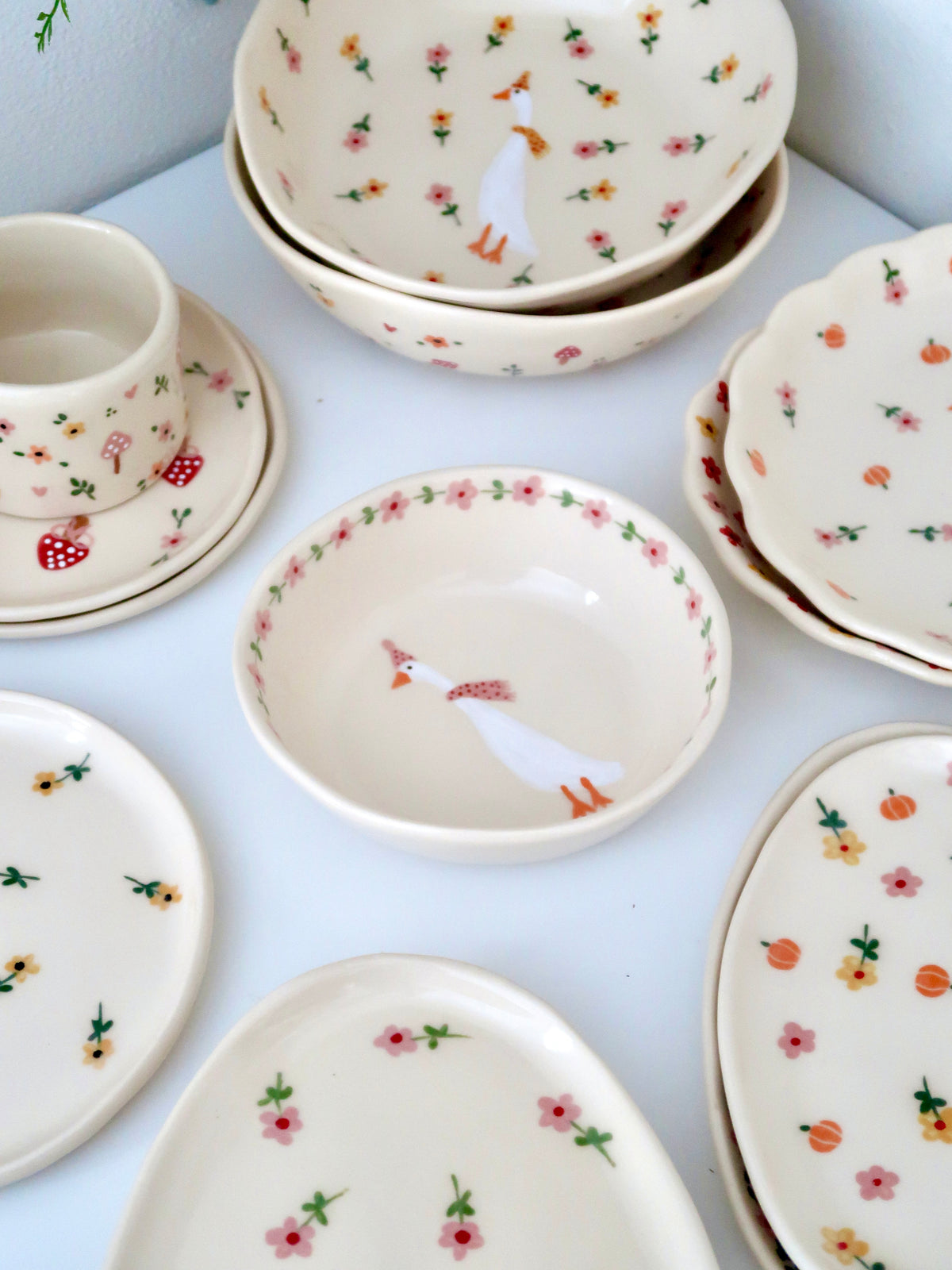 Bowl with a duck and pink flowers
