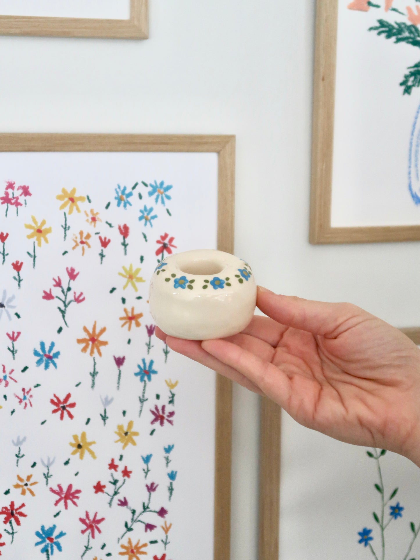 Candle holder with blue flowers