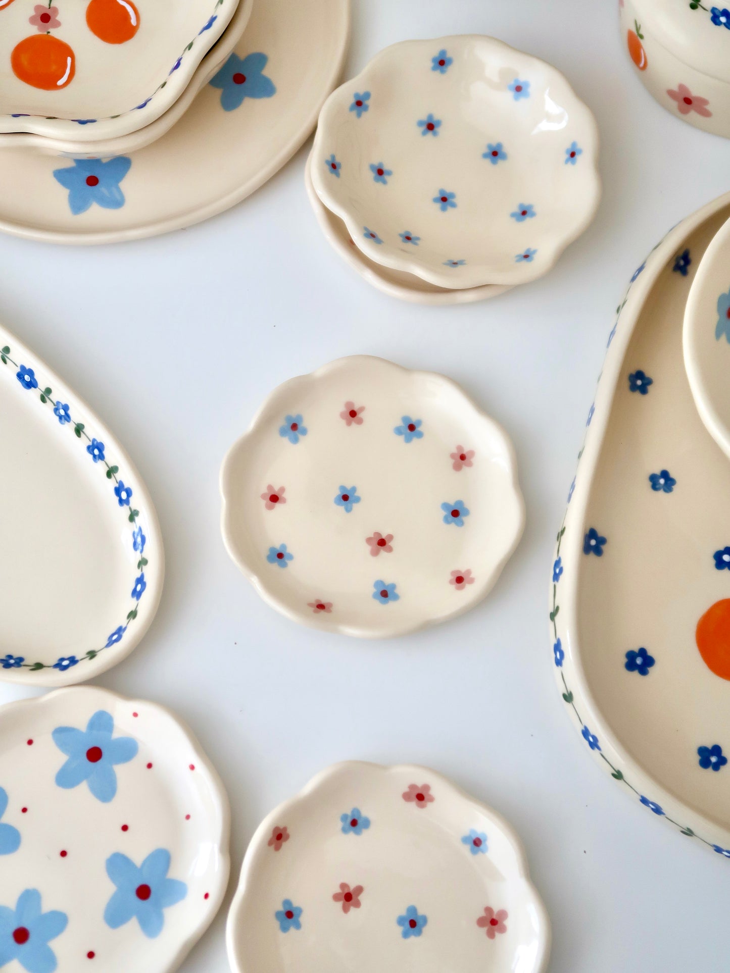 Scalloped ring dish with pink and blue flowers