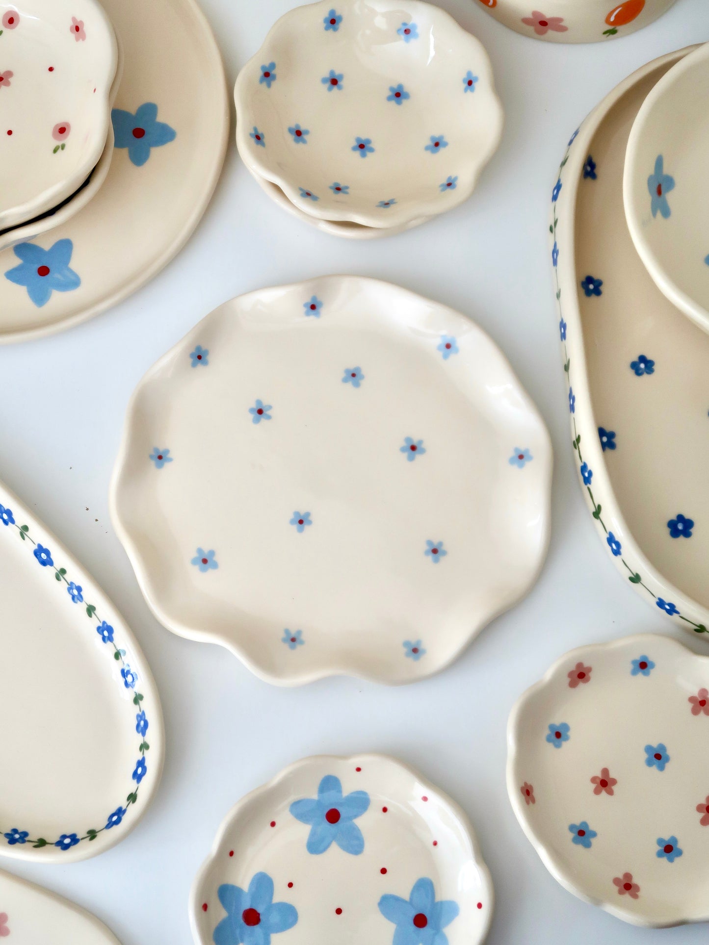 Wavy plate with blue flowers