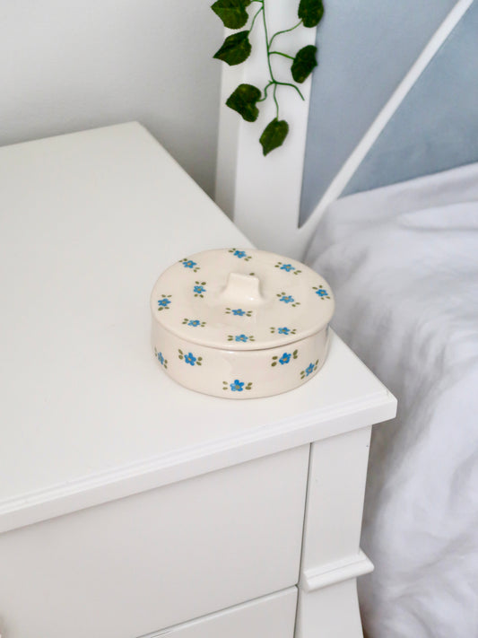Bowl with a lid and blue flowers