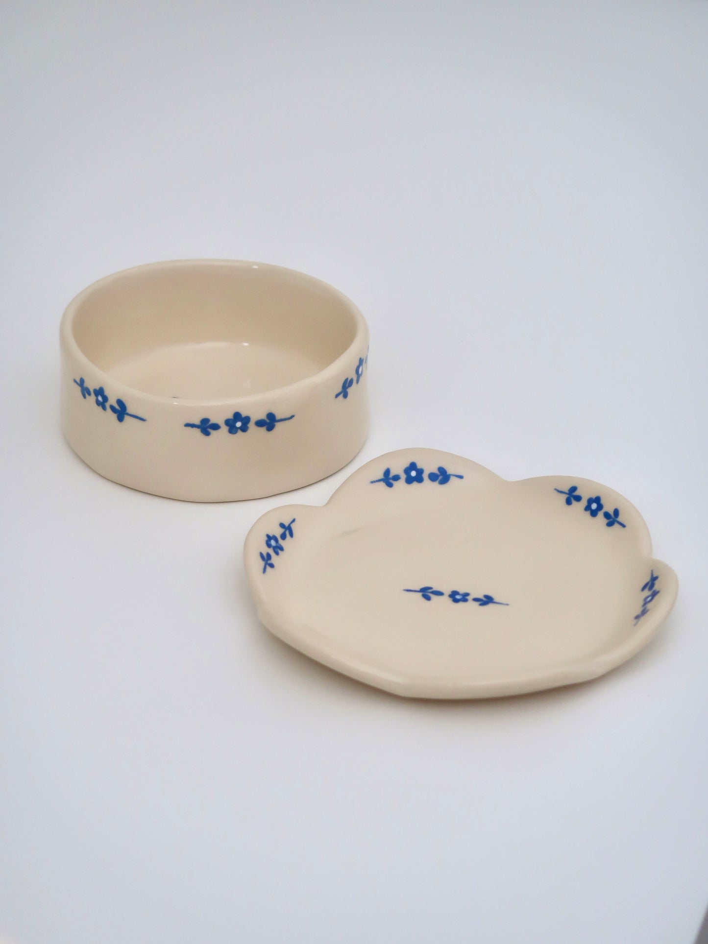 Set with blue flowers
