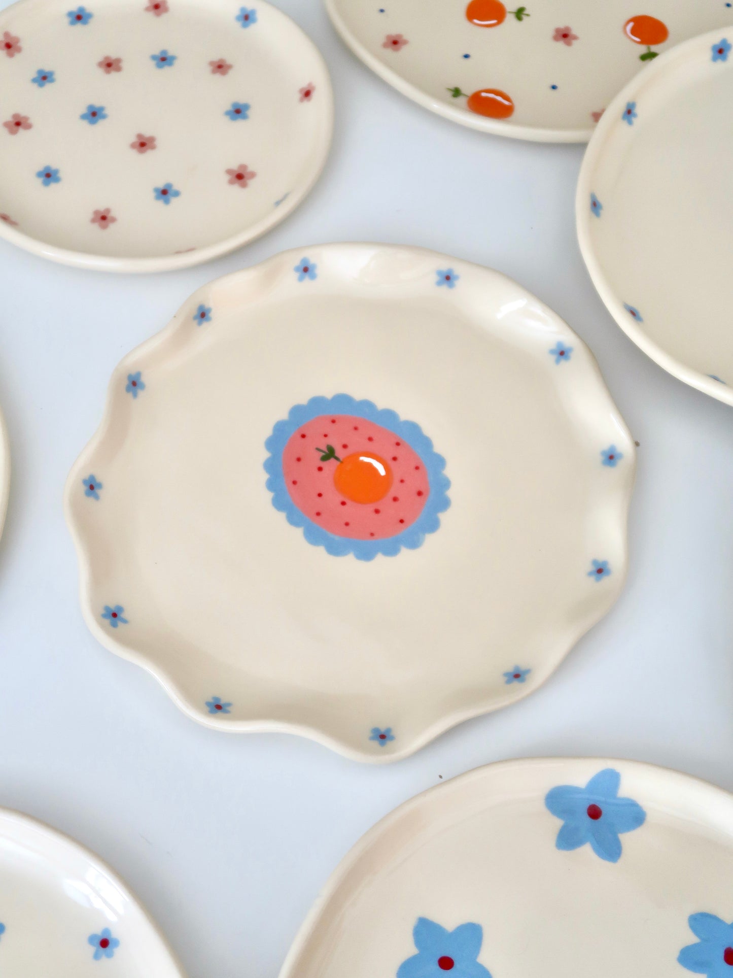 Wavy plate with orange and blue flowers - 23Ø cm