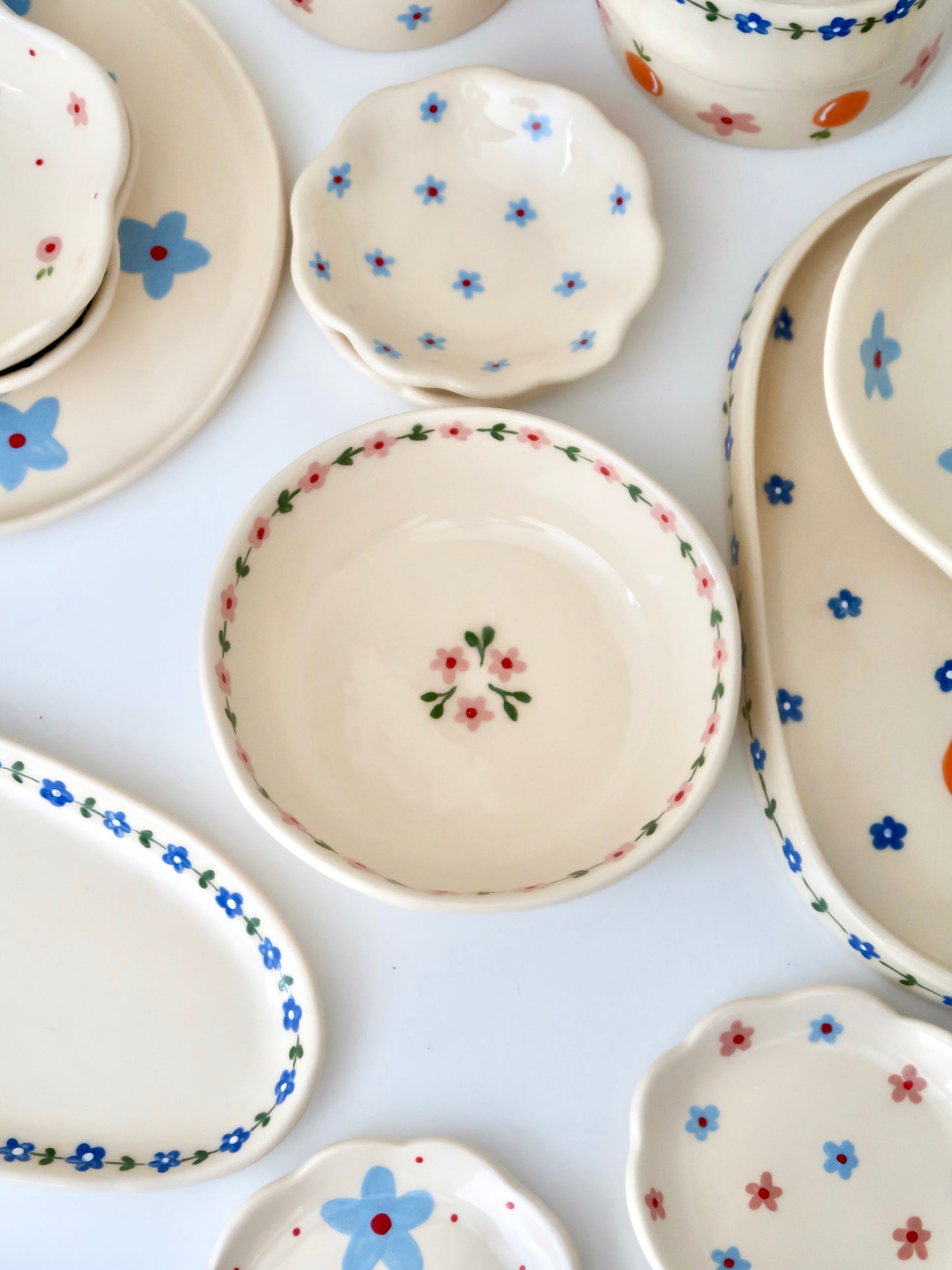 Bowl with pink flowers