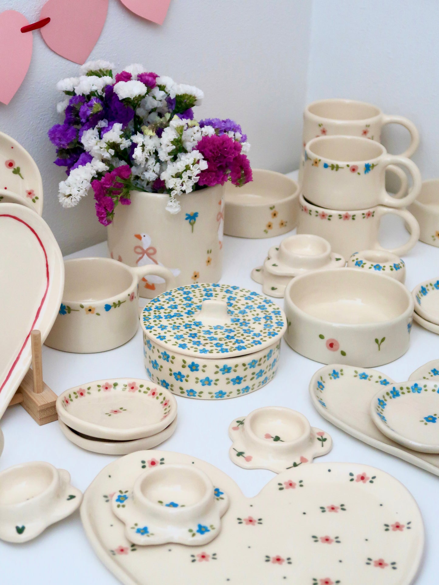 Bowl with lid and blue flowers