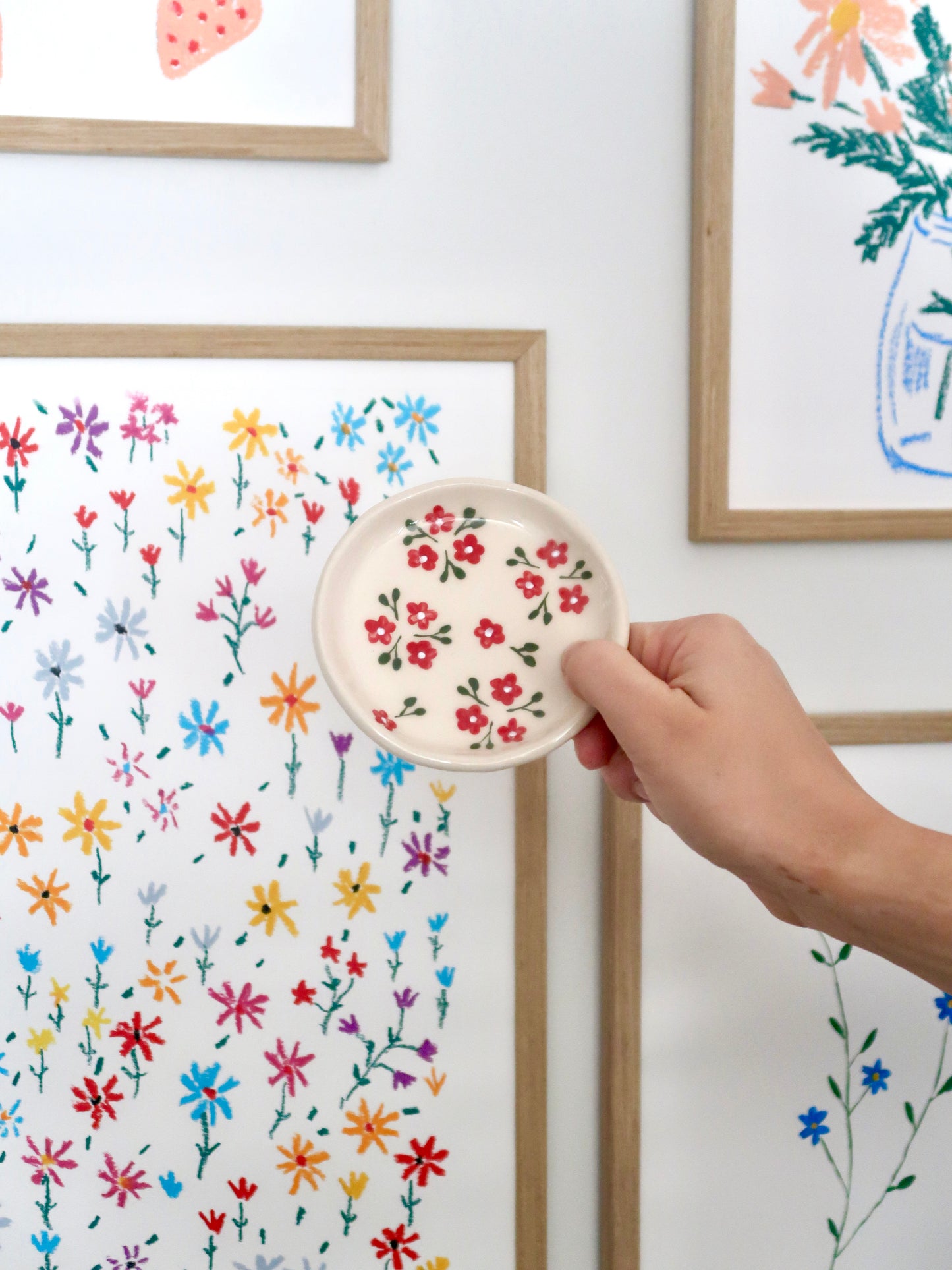 Ring dish with red flowers