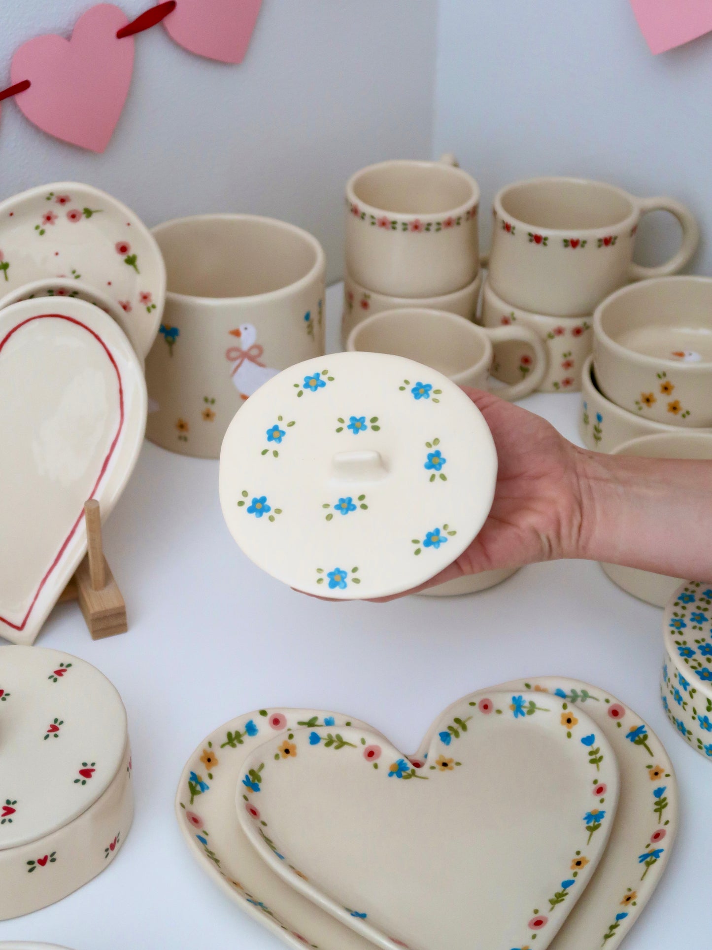 Bowl with a lid and blue flowers